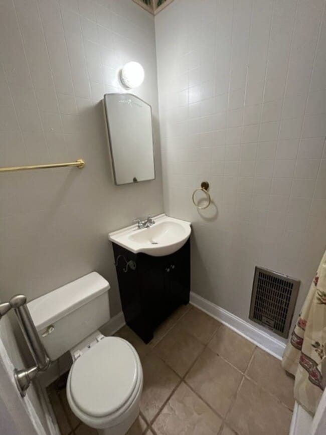 Building Photo - Beautifully rehabbed 4 Bedroom 2 Bath olde...