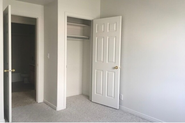 Building Photo - Large 3 bedroom Condo- Internet & Cable In...