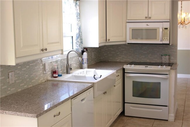 Building Photo - 200 N Kings Canyon Dr