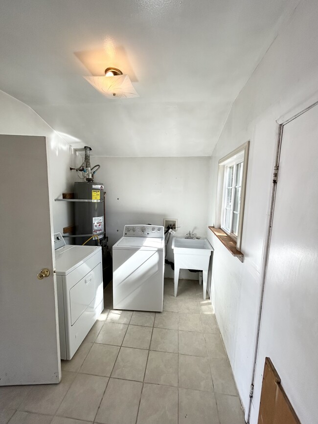 Building Photo - 751 Ruth Dr