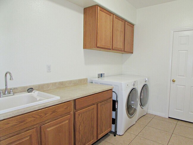 Building Photo - 722 Bighorn Creek St