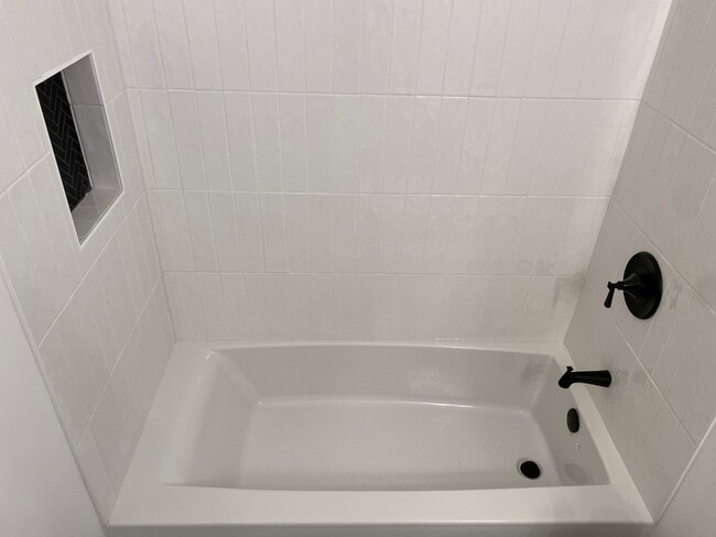 Building Photo - 1114 N Hoyne Ave