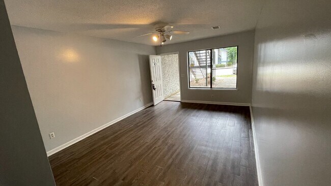 Building Photo - Apartment For Rent