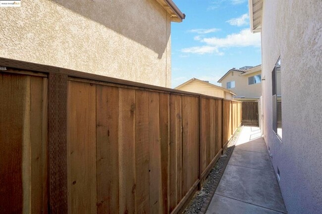 Building Photo - GREAT CUL DE SAC LOCATION IN PRIME TRACY N...