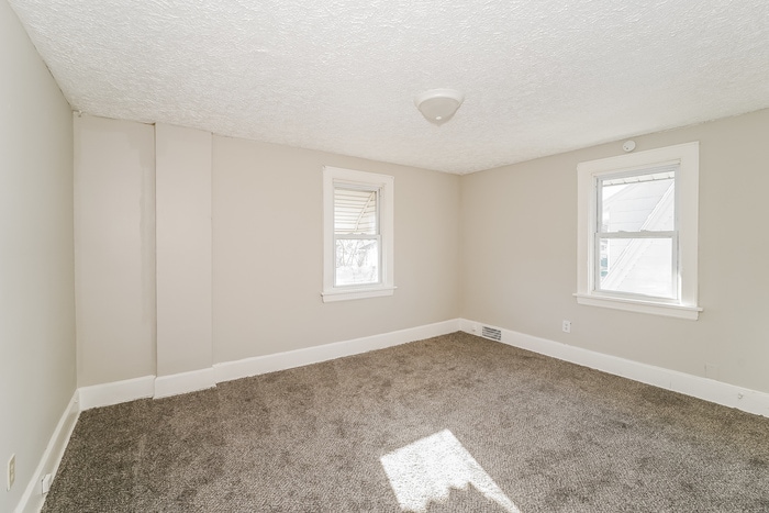 Building Photo - 1420 Oakwood Ave