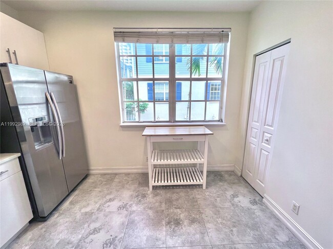 Building Photo - 450 NE 2nd Ave