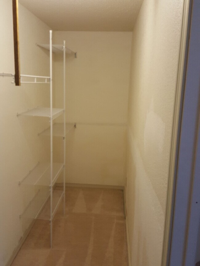 Building Photo - University Place 2bd 2bth, with bonus/office, $2,995 includes yard care and utilities other than ...