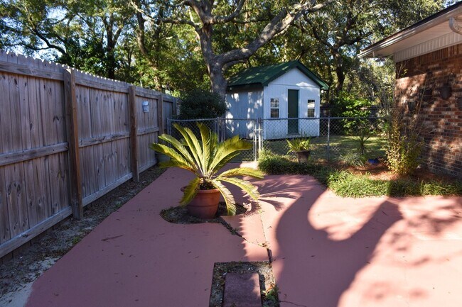 Building Photo - Three Bedroom Two Bath outside Eglin Gates