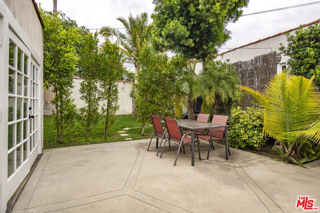 Building Photo - 807 N Stanley Ave