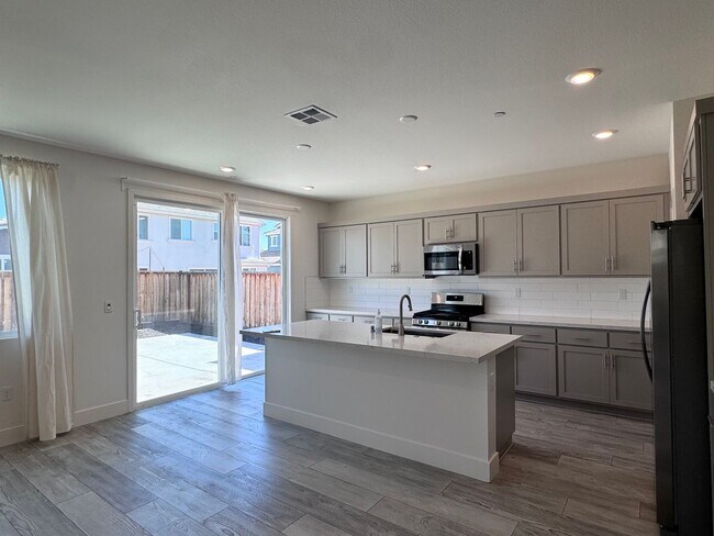 Building Photo - Stunning 4 Bedroom 3.5 Bath Home WITH SOLA...