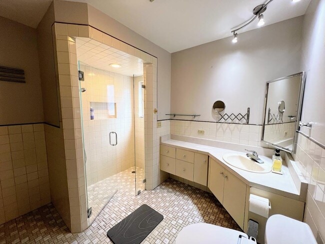 Building Photo - 630 Pilgrim Dr