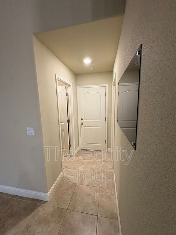 Building Photo - 4201 W Wren Ave