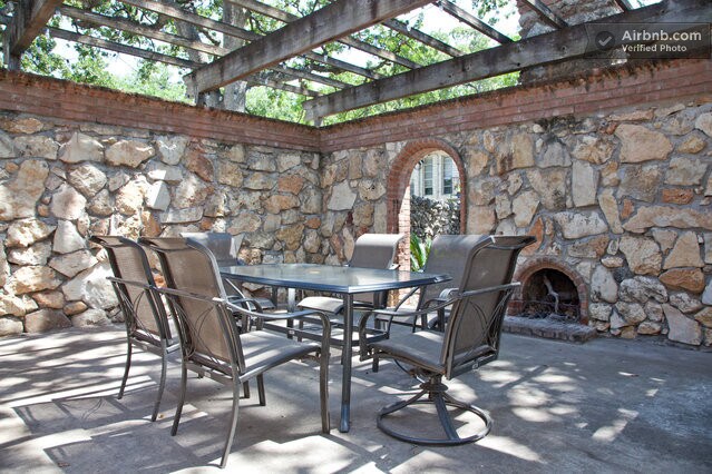 Building Photo - AVAILABLE AUGUST: Upscale 4 bed/2.5 bath home in North Campus just north of UT