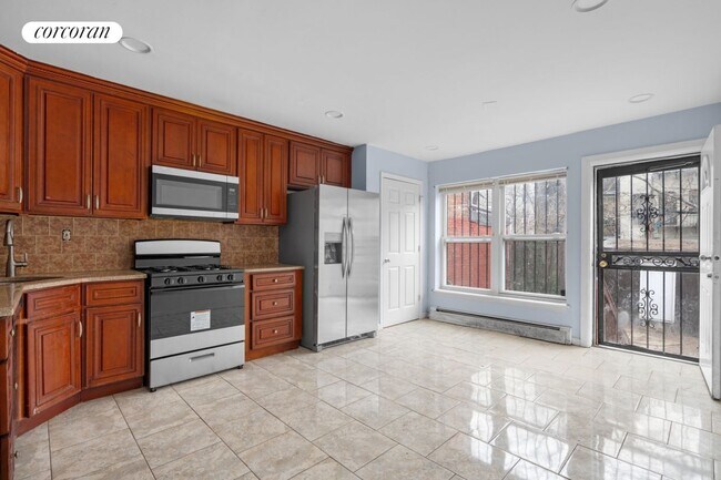 Building Photo - 706 Willoughby Ave