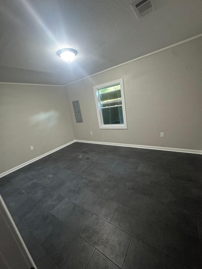 Building Photo - 1490 Hugenot St