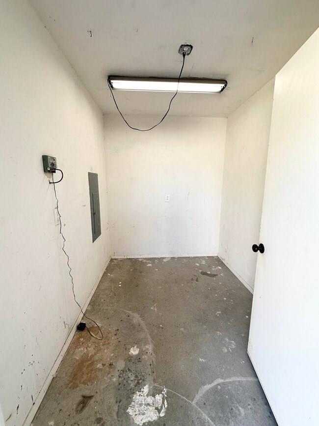 Building Photo - 2 Bedroom 1 Bathroom For Rent