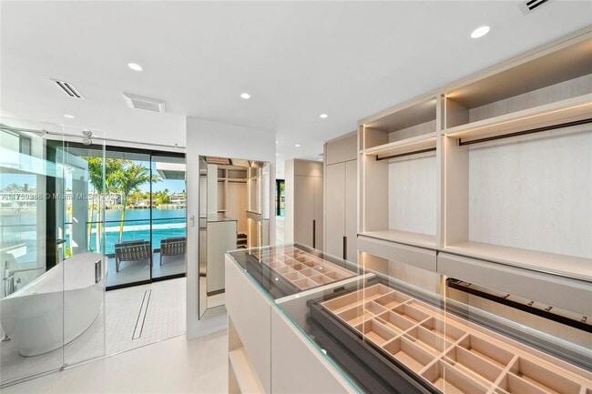 Building Photo - 315 N Shore Dr