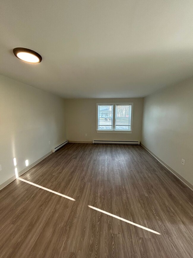 Building Photo - Renovated 1 Bedroom Apartment in Rochester...