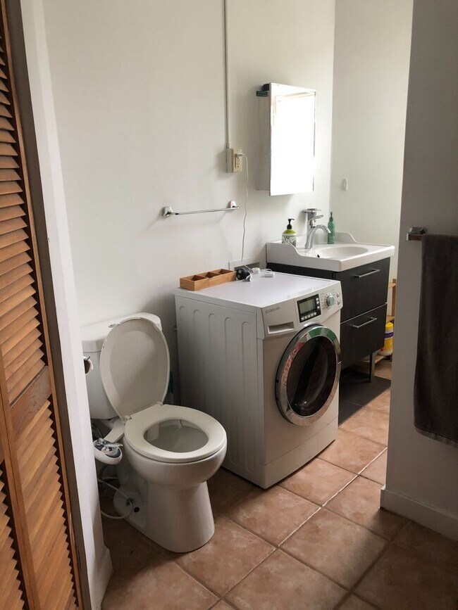 Building Photo - Stunning 2BR Queen Anne Victorian in East Rock | Bay Windows | In-Unit W/D | Parking Included