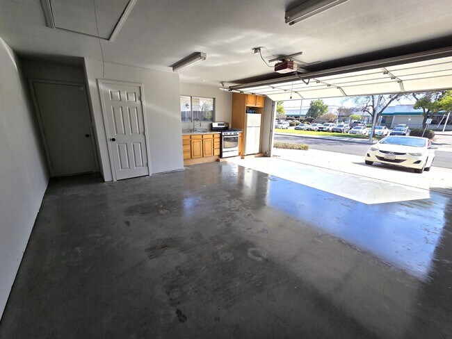 Building Photo - Beautiful 3 Bedroom 2 bath Home Across from La Joya Middle School