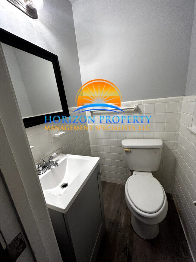 Building Photo - 4604 Lakeview Dr NW
