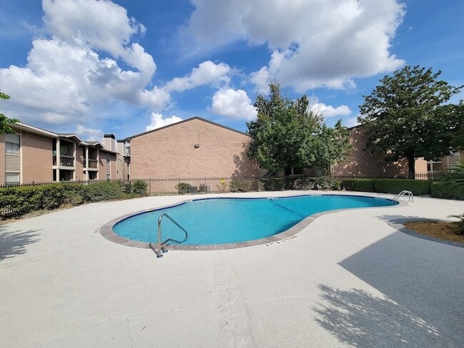 Building Photo - 12335 Antoine Dr