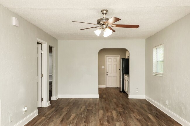 Building Photo - 5BR/2BA | Newly Renovated Single Family Home | Area for office | In Saint Petersburg!