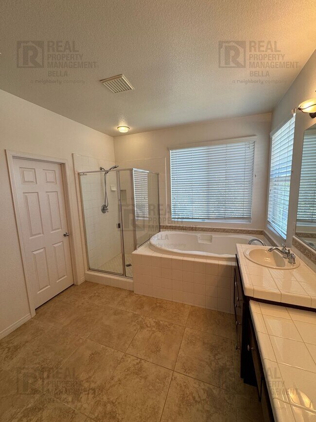 Building Photo - Huge Kitchen, Downstairs Bedroom, and More...