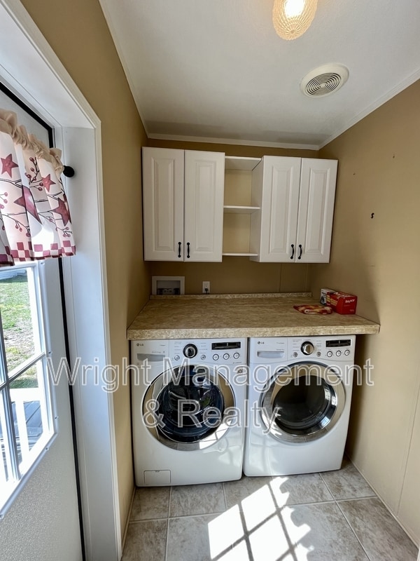 Building Photo - 38055 Woodgate Ln