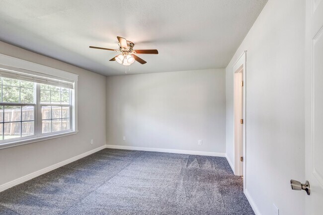 Building Photo - 2307 Traverse Dr