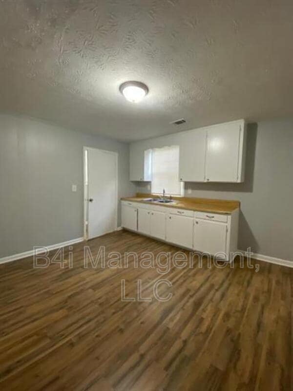 Building Photo - 905 Murphy Ave