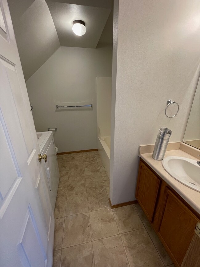 Building Photo - 425 W Shore Dr