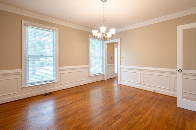 Building Photo - 4135 Knollcrest Cir N