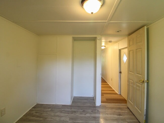 Building Photo - Great location close to Fayetteville, TN!