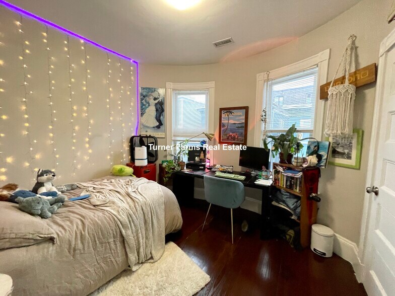 Building Photo - 724 Parker St