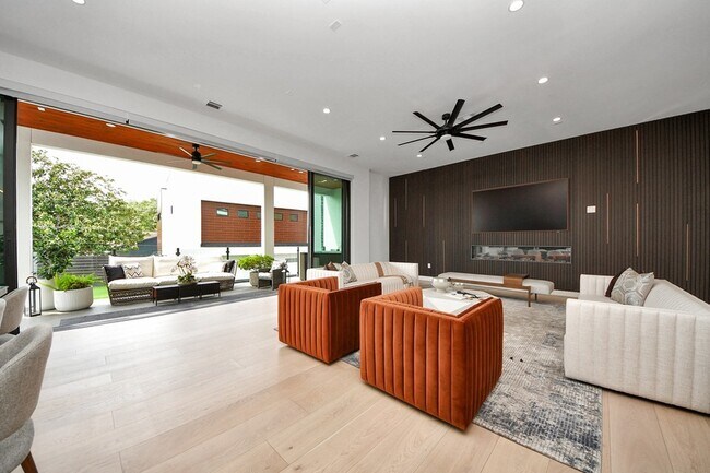 Building Photo - 5327 S Braeswood Blvd