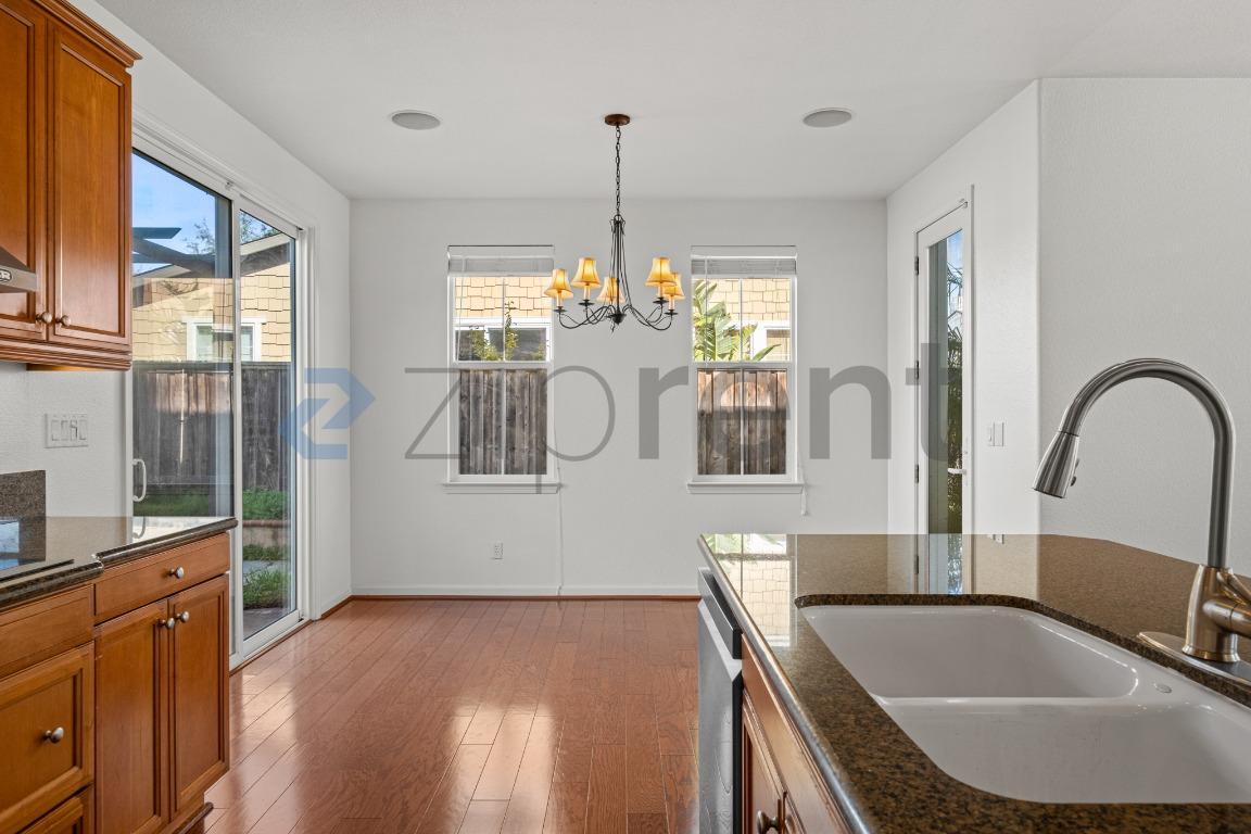 Building Photo - 581 Kirkland Ave