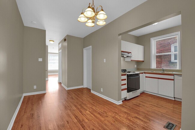 Building Photo - Showtime in Tower Grove South