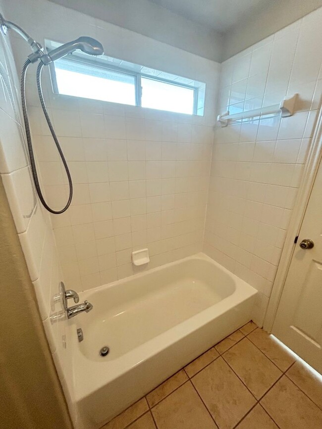 Building Photo - 4 Bedroom / 3.5 Bathroom beautiful house f...