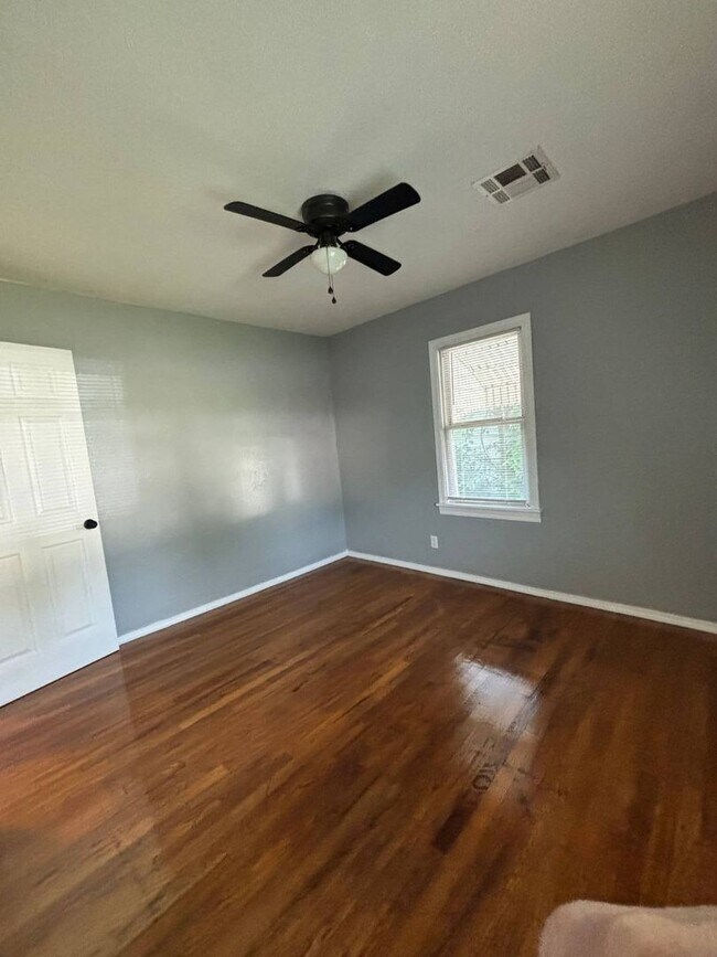 Building Photo - Must See 3 Bedroom