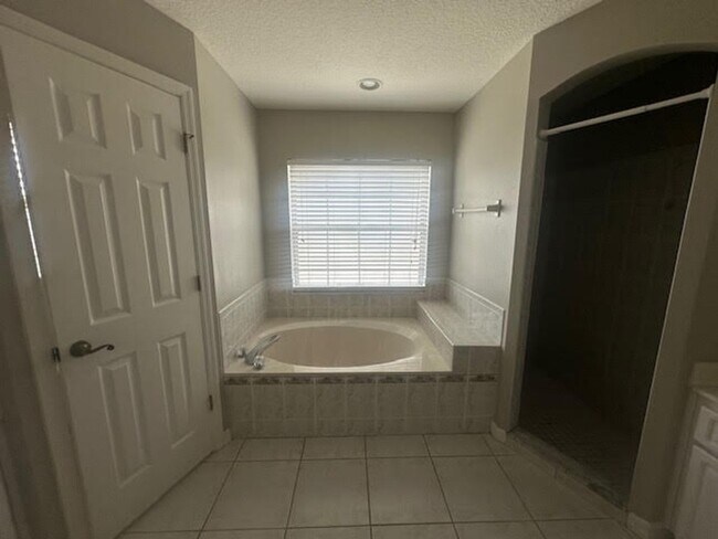 Building Photo - Pool home for rent !
