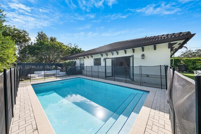 Building Photo - 12790 SW 91 Ave