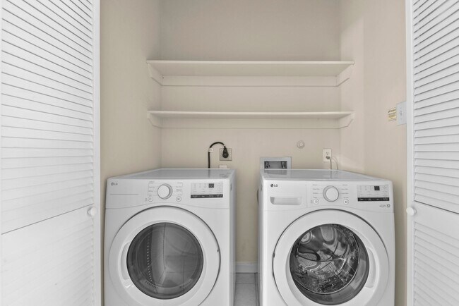 Building Photo - Charming 3-Bed, 2.5-Bath Home in the Heart of the Heights with Spacious Yard & Prime Location