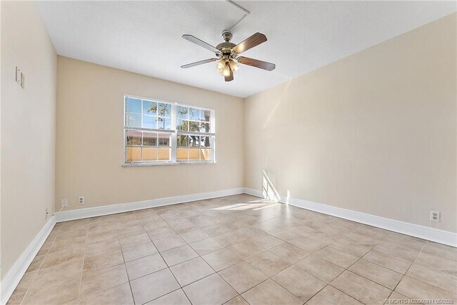 Building Photo - 1537 SE Royal Green Cir