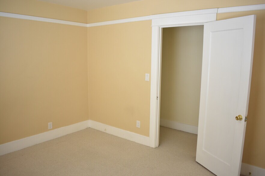 Building Photo - 915 Grand Ave