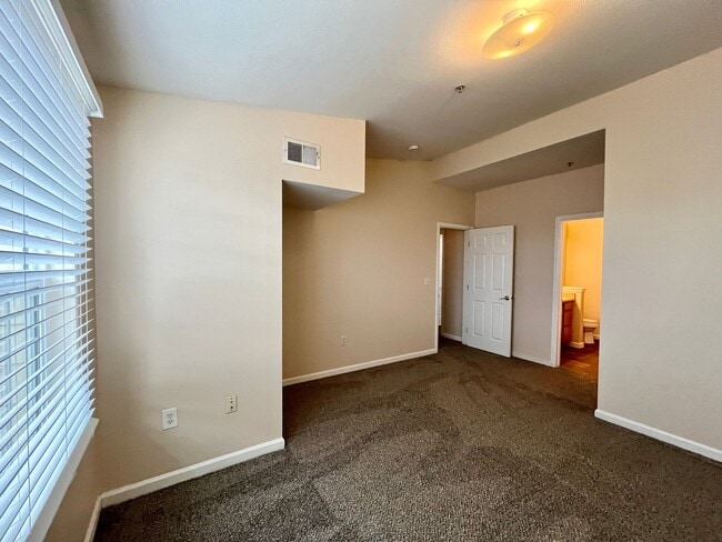 Building Photo - Very nice 2 bed 2 full bath on top floor n...