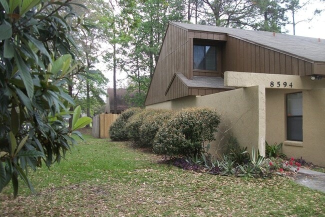 Building Photo - 2 Bedroom 2 Bath Townhouse Near NAS Jax