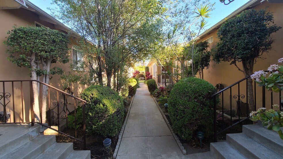 Building Photo - 2226 S Carmelina Ave