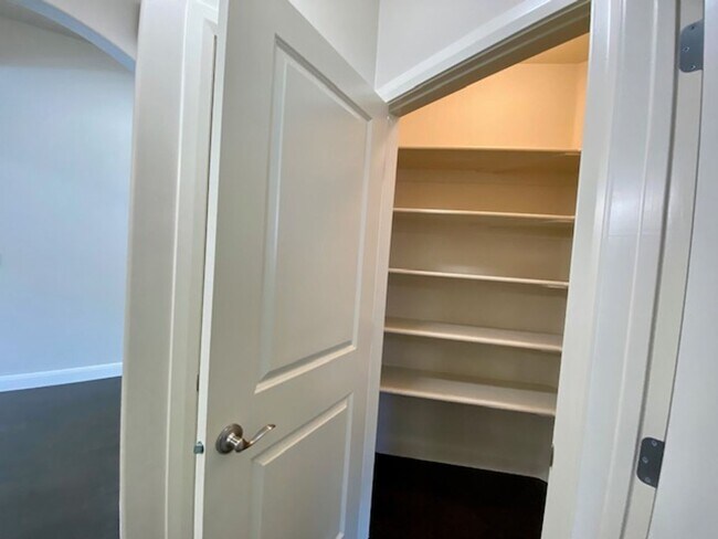 Building Photo - SPACIOUS HOME FOR RENT!