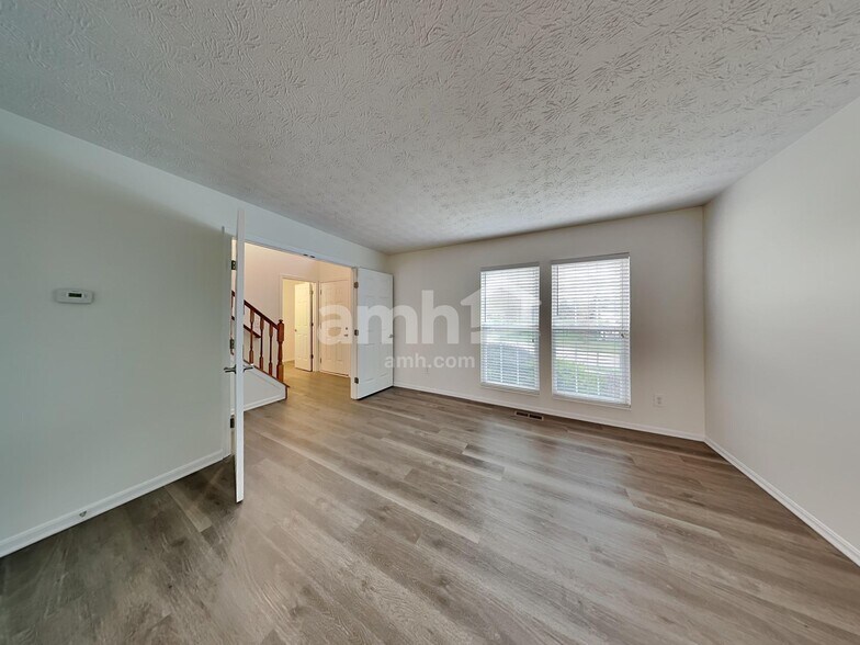 Building Photo - 170 Old Carriage Ct